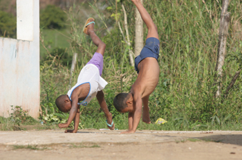 Niños hacen acrobacias, Quilombo, Sao Paulo, Brasil