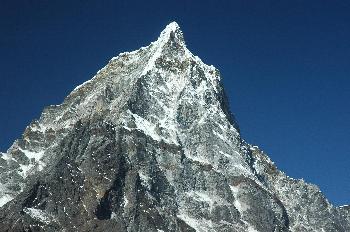 Acercamiento de montaña rocosa con nieve