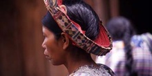 Mujer con el tocado tradicional en Santiago Atitlán, Guatemala