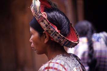 Mujer con el tocado tradicional en Santiago Atitlán, Guatemala