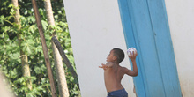 Chicos de Quilombo jugando al balón, Sao Paulo, Brasil