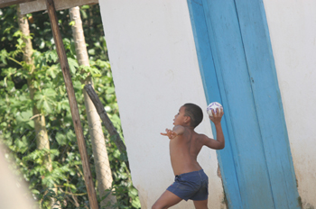 Chicos de Quilombo jugando al balón, Sao Paulo, Brasil