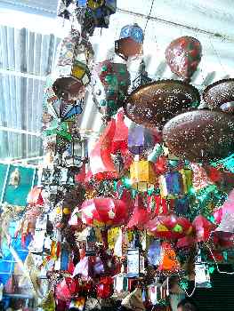 Puesto de lámparas en el zoco, Marrakech, Marruecos