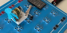 Placa fotovoltaica sometida a diferentes fuentes de radiación electromagnética