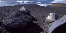 Rocas de distintos colores en la playa, Canarias