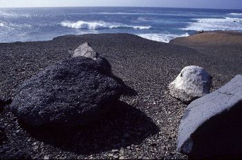 Rocas de distintos colores en la playa, Canarias