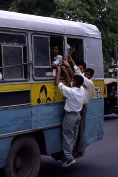 Autobús público por las calles de Delhi, India