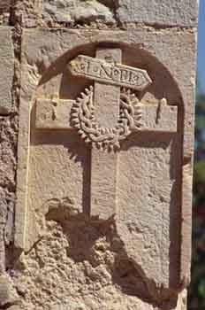 Detalle del bajorrelieve de una Cruz