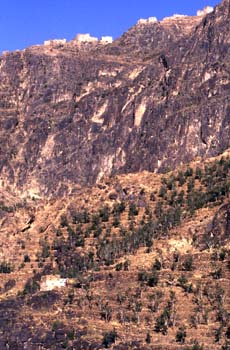 Vista de Shahara, en la cumbre de la montaña, Yemen
