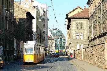 Tranvía en un barrio residencial de Pest, Budapest, Hungría