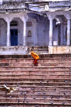 Mujer en los Gaths del lago sagrado de Pushkar, India