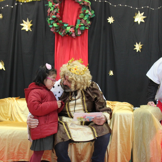 Visita de sus Majestades los Reyes Magos al colegio Luis Bello en moto 2018 45