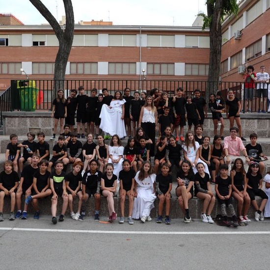 FIESTA FIN CURSO EN EL HOSTOS. UNIENDO CULTURAS 1