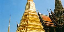 Stupas doradas de base geométrica, Bangkok, Tailandia