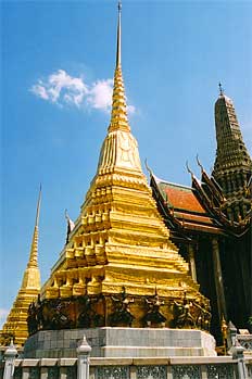 Stupas doradas de base geométrica, Bangkok, Tailandia