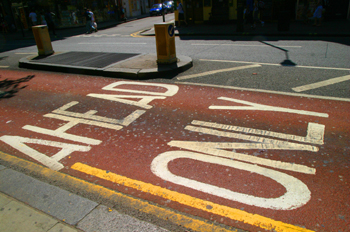 Asfalto pintado para carril bus, Londres, Reino Unido