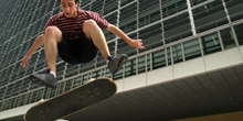Skateboard frente al edificio de la Unión Europea, Bruselas, Bél