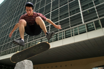 Skateboard frente al edificio de la Unión Europea, Bruselas, Bél