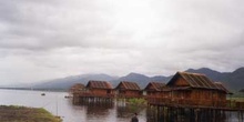 Pescador y huertas flotantes en Myanmar