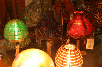 Lámparas en una tienda de Santiago de Compostela, La Coruña, Gal