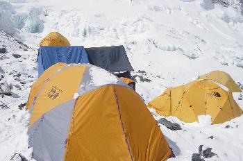 Campo base después de una nevada