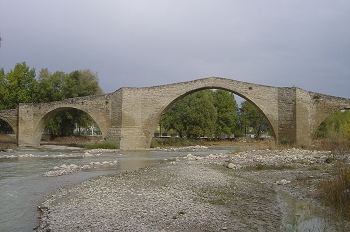 Detalle de los tajamares del puente, Huesca