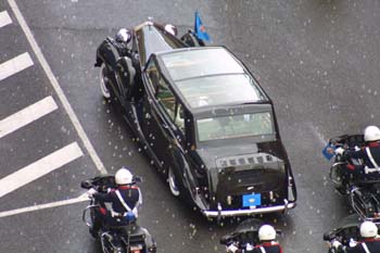 Coche Oficial escoltado por motoristas