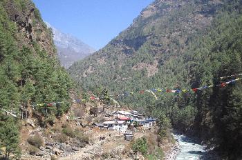 Poblado en el valle del río Dudh Koshi