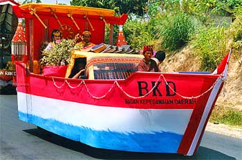 Procesión de carrozas. Barca bugi, Sulawesi, Indonesia