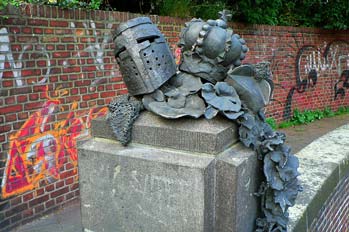 Escultura de calle y graffitis en Dusseldorf, Alemania