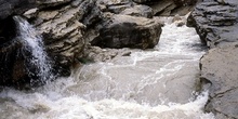 Corriente de un río entre rocas