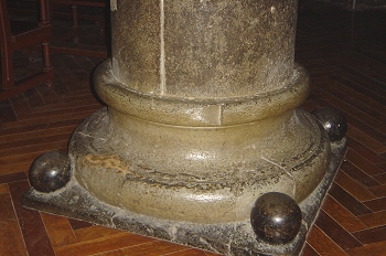 Detalle de la base de un pilar cilíndrico. Bolas jaquesas, Huesc