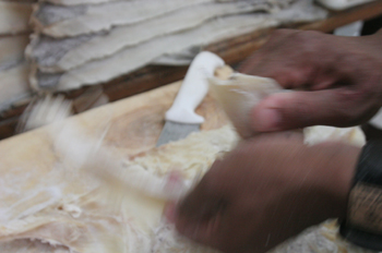 Cortando bacalao en el mercado de abastos de Sao Paulo, Brasil