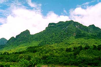 Vistas de las características montañas de Laos, Laos