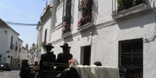 Coche de caballos por el barrio de Santa Marina, Córdoba, Andalu