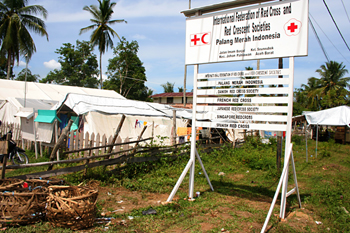 Entrada al campamento Cruz Roja, Melaboh, Sumatra, Indonesia