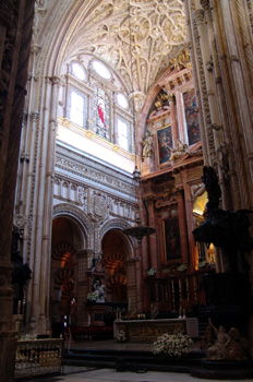 Altar, cúpulas y bóvedas de la Catedral cristiana