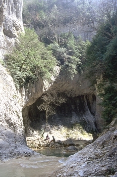 Cauce de un río entre montañas