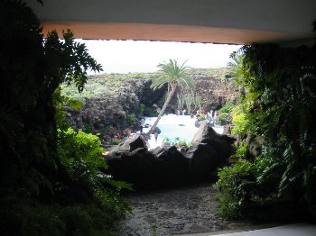 Vista de Jameos del Agua desde cueva