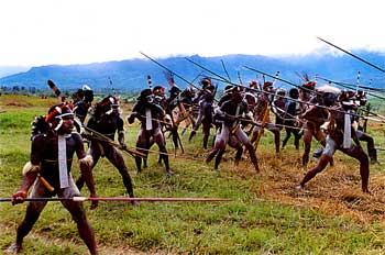 Hombres en disposición de ataque, Irian Jaya, Indonesia