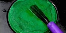 Pincel y pintura verde