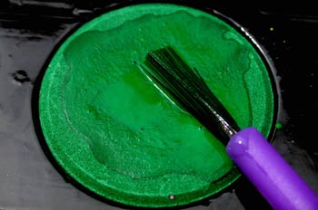 Pincel y pintura verde