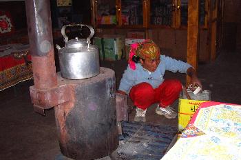 Señora limpiando estufa