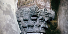 Capitel de arquería ciega del ábside de San Julián de los Prados