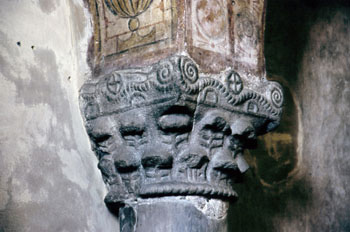 Capitel de arquería ciega del ábside de San Julián de los Prados