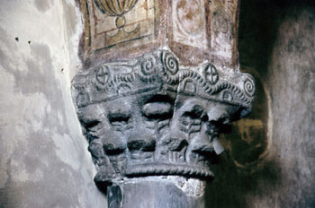 Capitel de arquería ciega del ábside de San Julián de los Prados