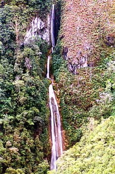 Cascada natural, Irian Jaya, Indonesia
