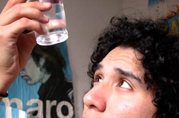 Chico mirando un líquido al trasluz