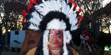 Hombre disfrazado de indio