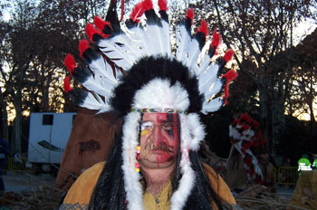 Hombre disfrazado de indio